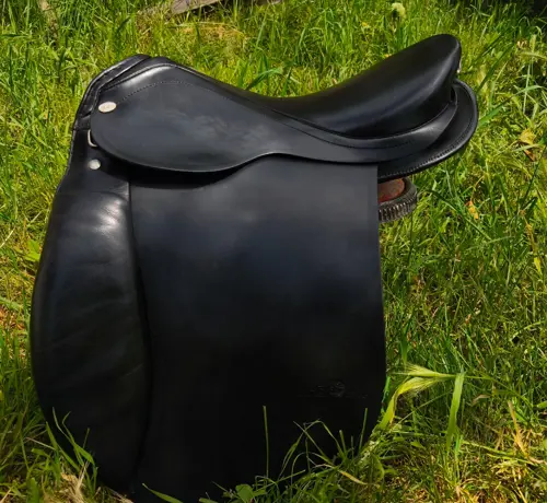 Предлагаются к продаже сёдла